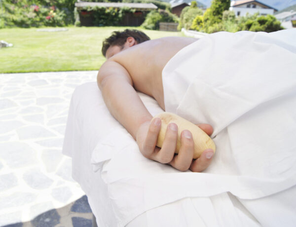 Zirben Vital Massage_Handschmeichler in Hand_DSC9640